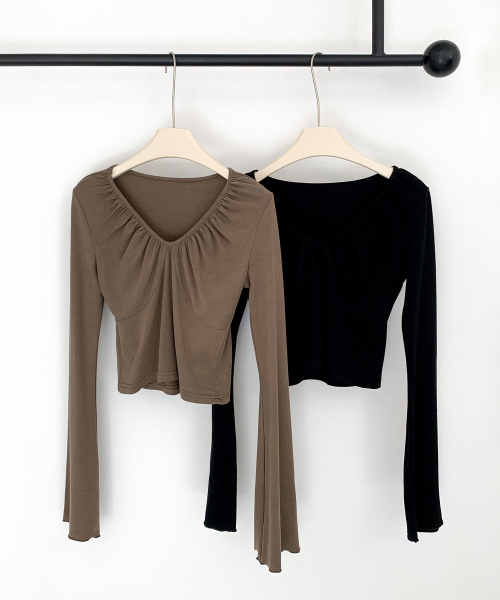 VASCARA（バスカラ）の「V Neck Shirring Bell Sleeve T-shirt (2colors)（ポロシャツ・レディース・ブラック/カーキ・FREE）」の5枚目の写真