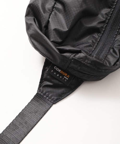 HOLIDAY（ホリデイ）の「HOLIDAY PACKABLE MINI WAIST BAG ホリデイパッカブルミニウエストバッグ（ボディバッグ/ウエストポーチ・レディース・ブラック・ONE SIZE）」の4枚目の写真