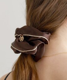 HALDEN（ハルデン）の「line satin logo pendant scrunchie (H010_brown)（シュシュ）」