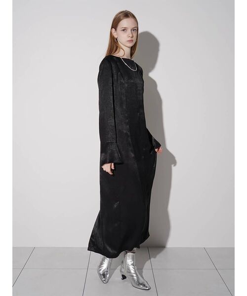 :ETHROF(イーサオブ)の「BELL SLEEVE I-LINE SATIN DRESS(ワンピース・レディース・ブラック・MEDIUM)」の4枚目の写真