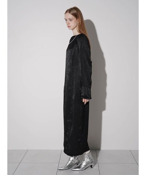 :ETHROF(イーサオブ)の「BELL SLEEVE I-LINE SATIN DRESS(ワンピース・レディース・ブラック・MEDIUM)」の7枚目の写真