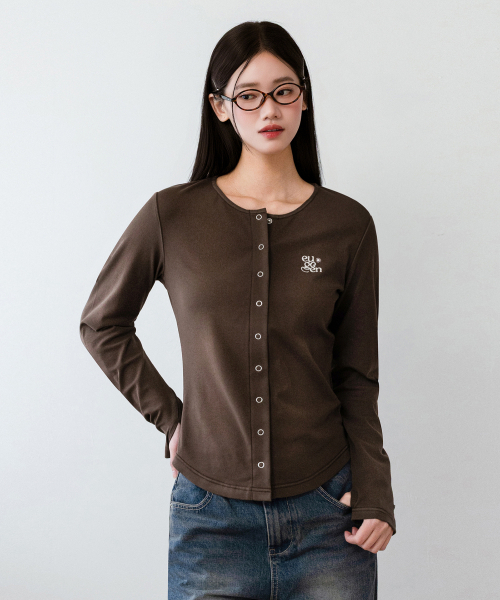 EUGGEN(ユジェン)の「ベーシックスナップボタンカーブロングスリーブTシャツ_ブラウン(Tシャツ/カットソー・レディース・その他・SMALL/MEDIUM)」の1枚目の写真