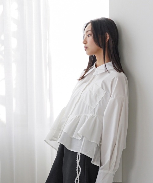 mili an deni(ミリアンデニ)の「裾ティアードブラウス(シャツ/ブラウス・レディース・オフホワイト/サックスブルー/ブルー・M)」の7枚目の写真