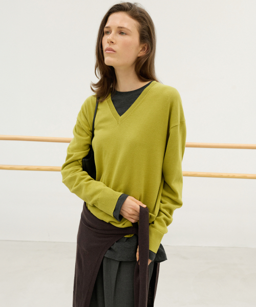 LEVAR（レバー）の「All-day Cotton V-neck Knit - Matcha Olive（ニット/セーター・レディース・その他・FREE）」の2枚目の写真