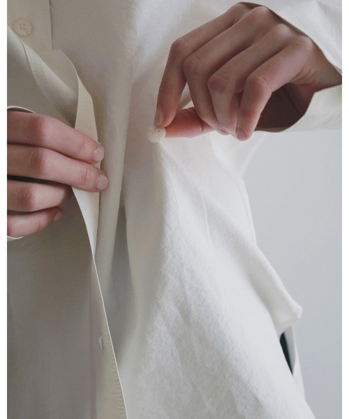 anuke（アンヌーク）の「Cachecoeur Cotton Shirts（シャツ/ブラウス・レディース・チャコールグレー/アイボリー・FREE）」の15枚目の写真