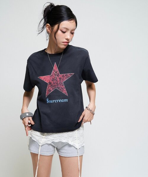 Sourcream(サワークリーム)の「【Sourcream/UNISEX】ラインストーンスターグラフィックTEE(Tシャツ/カットソー・レディース・ブラック/ネイビー/ホワイト/サックスブルー・SMALL/MEDIUM)」の12枚目の写真