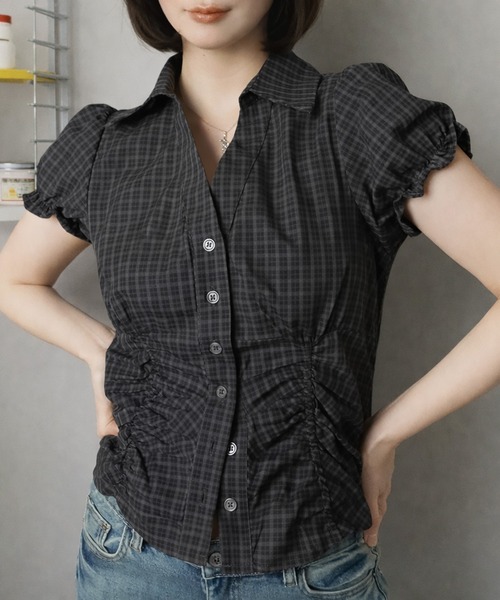 SPINNS(スピンズ)の「シルエット最強!甘さも抜け感も欲張る。フリル袖スキッパーギャザーブラウス(シャツ/ブラウス・レディース・オフホワイト/ブラック系その他/グレー系その他/サックスブルー/ブラック/ブラウン系その他2/グリーン系その他/ベージュ系その他/ホワイト系その他/レッド系その他/ホワイト系その他2/イエロー系その他/ブラック系その他2/ブラウン系その他/ブルー系その他/ブラック系その他3/ピンク系/ブルー系・ONESIZE)」の5枚目の写真