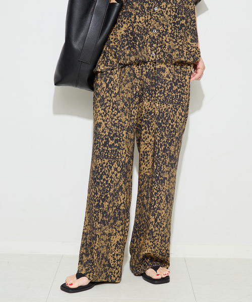 journal standard L'essage（ジャーナルスタンダードレサージュ）の「DEVEAUXGOLDラメモノトーンパンツ 2（その他パンツ・レディース・ベージュ/ブラック系その他・FREE）」の4枚目の写真