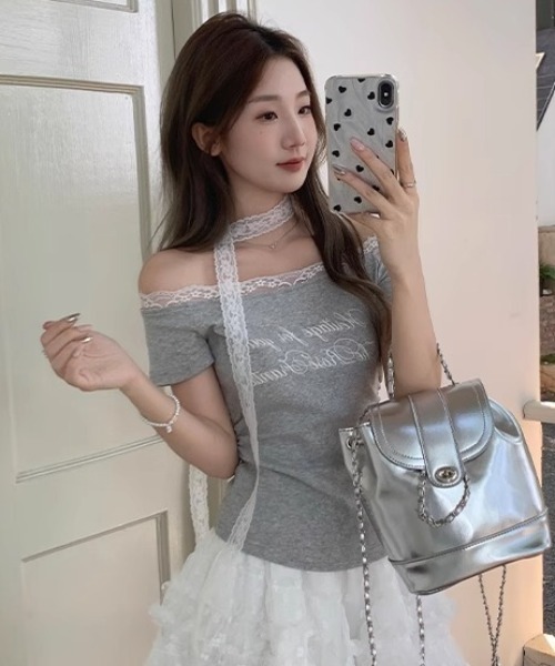 lulufa(ルルファ)の「レースチョーカー レタリングプリントオフショルTシャツ(Tシャツ/カットソー・レディース・グレー/ホワイト・LARGE/MEDIUM)」の5枚目の写真