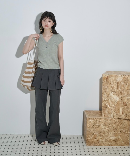 THE YOn(ザヨン)の「プリーツベルトセットフレアパンツ(その他パンツ・レディース・グレイッシュベージュ/チャコールグレー・M/S)」の10枚目の写真