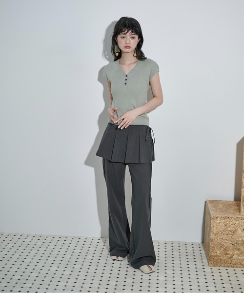 THE YOn(ザヨン)の「プリーツベルトセットフレアパンツ(その他パンツ・レディース・グレイッシュベージュ/チャコールグレー・M/S)」の15枚目の写真