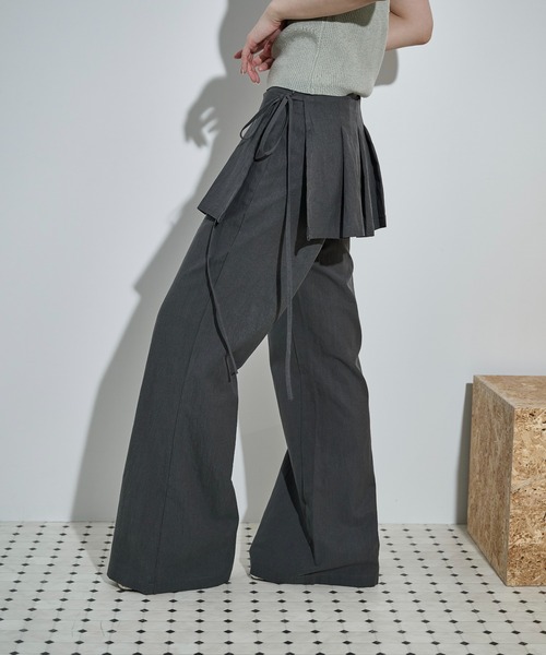 THE YOn(ザヨン)の「プリーツベルトセットフレアパンツ(その他パンツ・レディース・グレイッシュベージュ/チャコールグレー・M/S)」の5枚目の写真