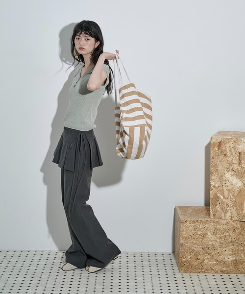 THE YOn(ザヨン)の「プリーツベルトセットフレアパンツ(その他パンツ・レディース・グレイッシュベージュ/チャコールグレー・M/S)」の12枚目の写真