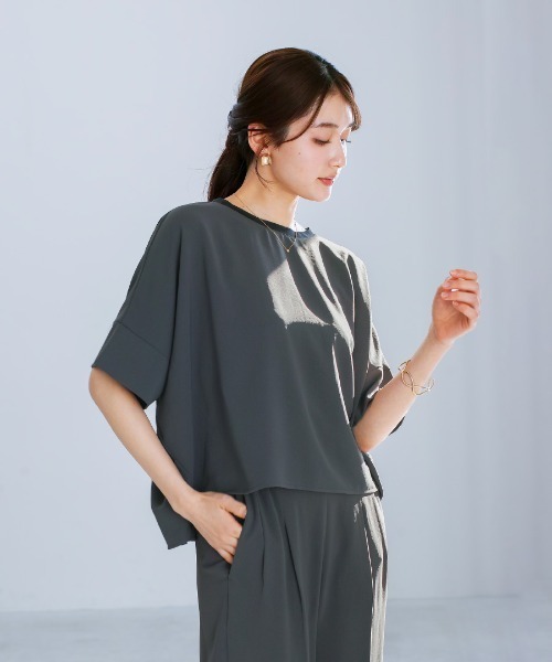 White Collection（ホワイトコレクション）の「【接触冷感・UVカット・速乾】ハイストレッチカルゼワッシャー・ドルマンスリーブブラウス（シャツ/ブラウス・レディース・チャコールグレー/グレイッシュベージュ/アイボリー・M）」の17枚目の写真