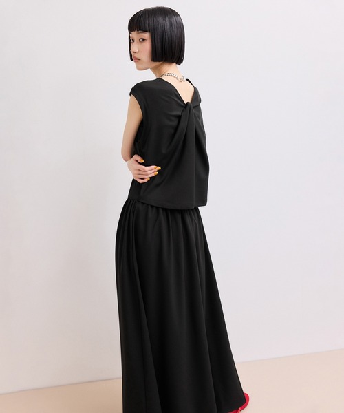 ADAM ET ROPE'（アダムエロペ）の「【WEB限定】バックオープンマキシワンピース（ワンピース・レディース・チャコールグレー/ダークブラウン/ブラック・38/36）」の2枚目の写真