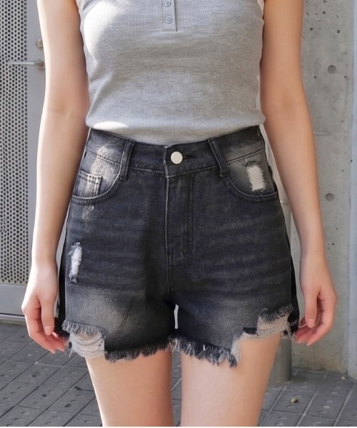 FUN(ファン)の「ダメージデニムショートパンツ(デニムパンツ・レディース・サックスブルー/ブラック・M/S)」の2枚目の写真