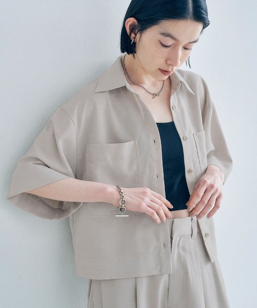 Obis&(オビスアンド)の「リネンタッチ 半袖クロップドシャツ(シャツ/ブラウス・レディース・チャコール/ベージュ・FREE)」の1枚目の写真