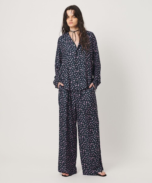 H BEAUTY&YOUTH UNITED ARROWS(エイチビューティーアンドユースユナイテッドアローズ)の「<H>レーヨンシルク プリント タックトラウザーズ(その他パンツ・レディース・ブラック/ネイビー・S/M)」の1枚目の写真