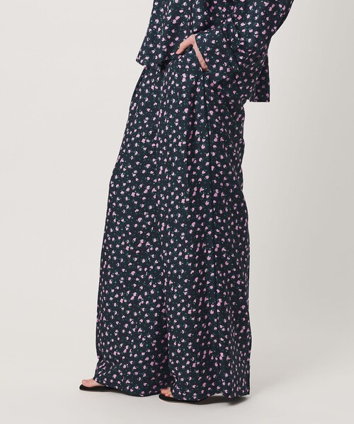 H BEAUTY&YOUTH UNITED ARROWS(エイチビューティーアンドユースユナイテッドアローズ)の「<H>レーヨンシルク プリント タックトラウザーズ(その他パンツ・レディース・ブラック/ネイビー・S/M)」の12枚目の写真