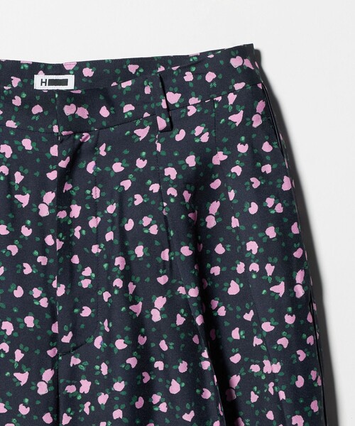 H BEAUTY&YOUTH UNITED ARROWS(エイチビューティーアンドユースユナイテッドアローズ)の「<H>レーヨンシルク プリント タックトラウザーズ(その他パンツ・レディース・ブラック/ネイビー・S/M)」の16枚目の写真