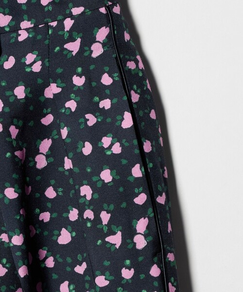 H BEAUTY&YOUTH UNITED ARROWS(エイチビューティーアンドユースユナイテッドアローズ)の「<H>レーヨンシルク プリント タックトラウザーズ(その他パンツ・レディース・ブラック/ネイビー・S/M)」の17枚目の写真