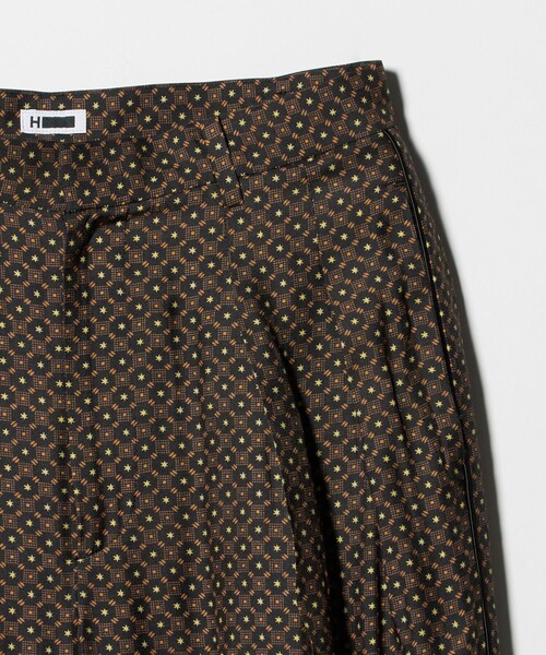 H BEAUTY&YOUTH UNITED ARROWS(エイチビューティーアンドユースユナイテッドアローズ)の「<H>レーヨンシルク プリント タックトラウザーズ(その他パンツ・レディース・ブラック/ネイビー・S/M)」の4枚目の写真