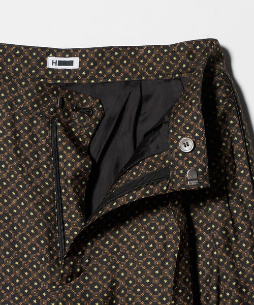 H BEAUTY&YOUTH UNITED ARROWS(エイチビューティーアンドユースユナイテッドアローズ)の「<H>レーヨンシルク プリント タックトラウザーズ(その他パンツ・レディース・ブラック/ネイビー・S/M)」の5枚目の写真