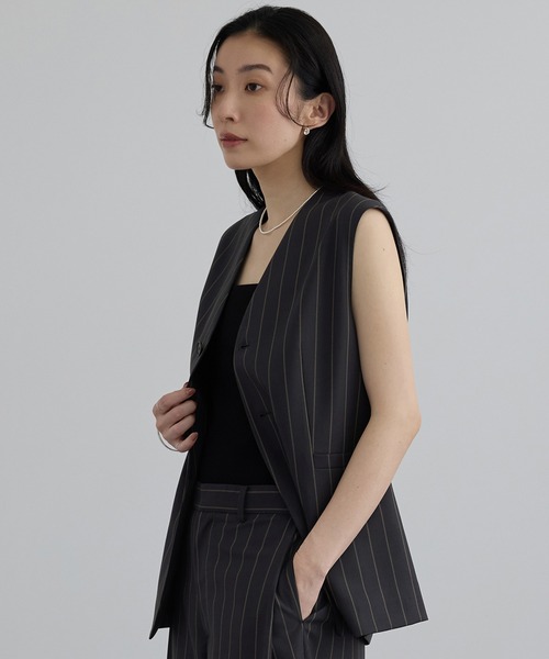 SALON adam et rope'(サロン アダム エ ロペ)の「ウーステッドツイルジレ / セットアップ対応(ベスト・レディース・チャコールグレー/ベージュ系その他・FREE)」の2枚目の写真