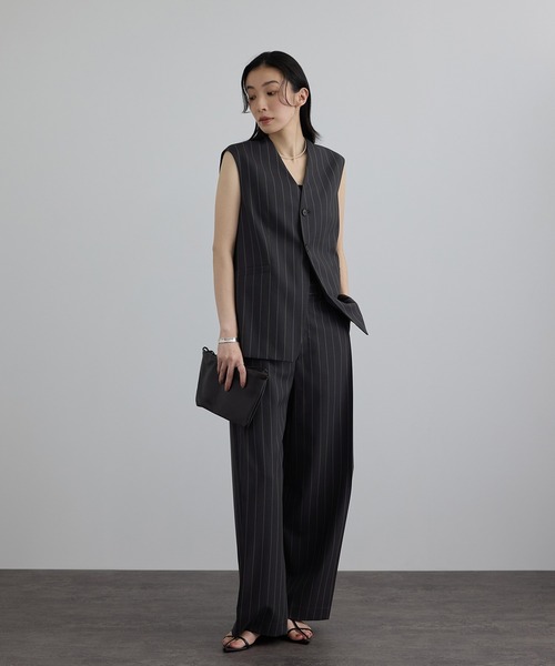 SALON adam et rope'(サロン アダム エ ロペ)の「ウーステッドツイルジレ / セットアップ対応(ベスト・レディース・チャコールグレー/ベージュ系その他・FREE)」の5枚目の写真