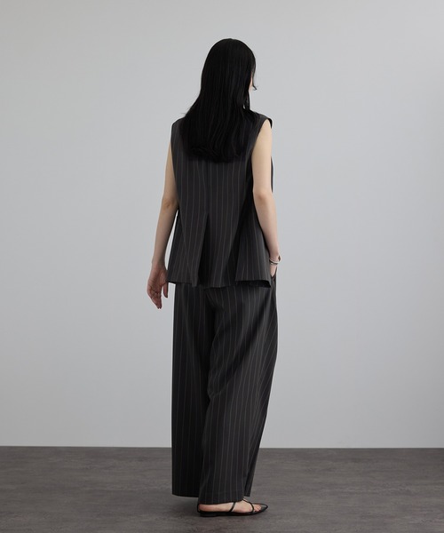 SALON adam et rope'(サロン アダム エ ロペ)の「ウーステッドツイルジレ / セットアップ対応(ベスト・レディース・チャコールグレー/ベージュ系その他・FREE)」の6枚目の写真