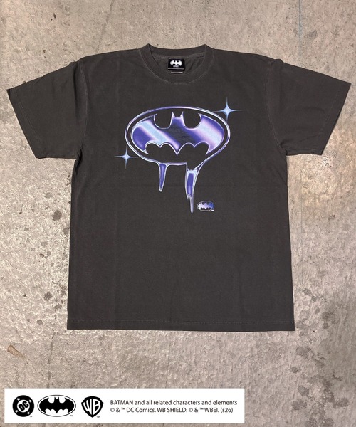 StPT(エスティーピーティー)の「【BATMAN/バットマン】 クロームバットマーク グラフィックピグメントTシャツ グラフィックプリント ヴィンテージ加工 半袖 ユニセックス(Tシャツ/カットソー・メンズ・ホワイト/ブラック・SMALL/LARGE/MEDIUM/X-LARGE)」の4枚目の写真