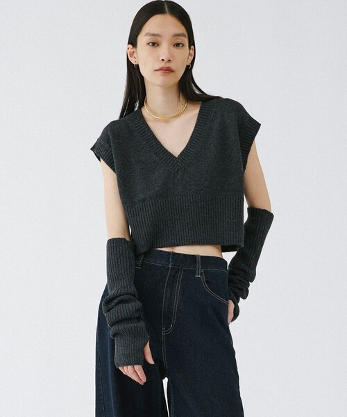 UNFORM(アンフォーム)の「【2026AW Debut】【UNFORM】アームウォーマー付きベスト(ニット/セーター・レディース・ブラック/チャコールグレー・FREE)」の1枚目の写真