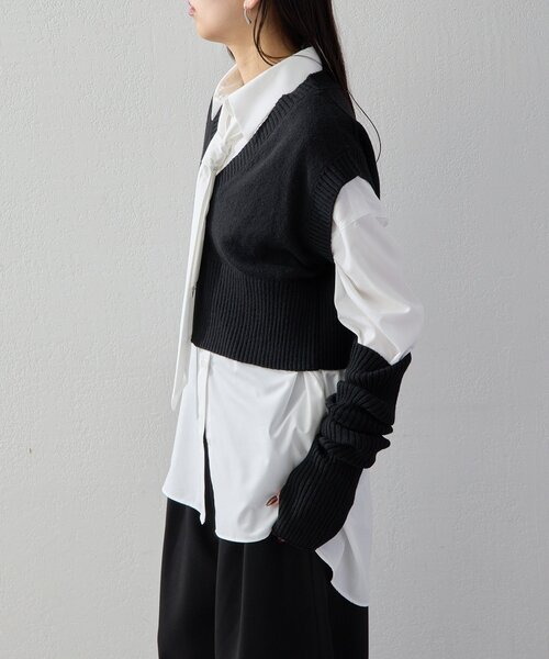 UNFORM(アンフォーム)の「【2026AW Debut】【UNFORM】アームウォーマー付きベスト(ニット/セーター・レディース・ブラック/チャコールグレー・FREE)」の4枚目の写真