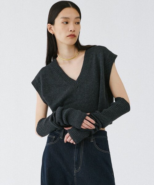 UNFORM(アンフォーム)の「【2026AW Debut】【UNFORM】アームウォーマー付きベスト(ニット/セーター・レディース・ブラック/チャコールグレー・FREE)」の10枚目の写真