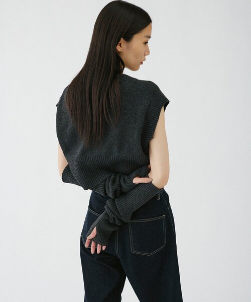 UNFORM(アンフォーム)の「【2026AW Debut】【UNFORM】アームウォーマー付きベスト(ニット/セーター・レディース・ブラック/チャコールグレー・FREE)」の12枚目の写真