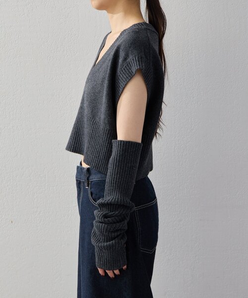 UNFORM(アンフォーム)の「【2026AW Debut】【UNFORM】アームウォーマー付きベスト(ニット/セーター・レディース・ブラック/チャコールグレー・FREE)」の17枚目の写真