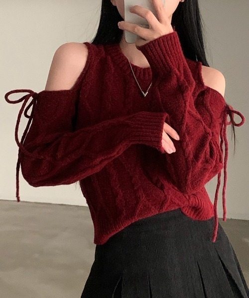 AMAJI(アマジ)の「オフショルダー フロントリボン ケーブル編み ニットトップス(ニット/セーター・レディース・レッド/ブラック/ベージュ・FREE)」の1枚目の写真