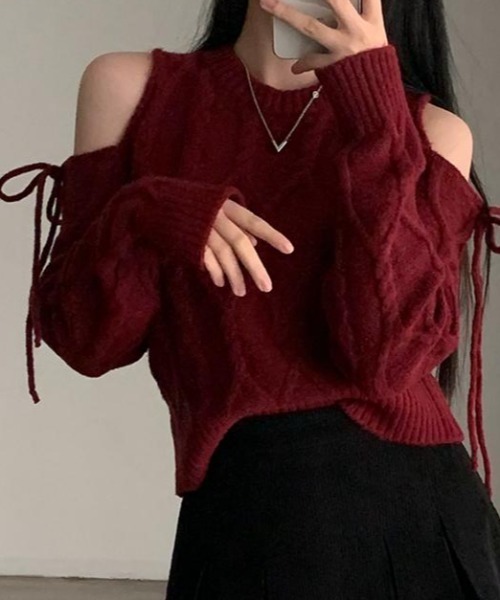 AMAJI(アマジ)の「オフショルダー フロントリボン ケーブル編み ニットトップス(ニット/セーター・レディース・レッド/ブラック/ベージュ・FREE)」の6枚目の写真
