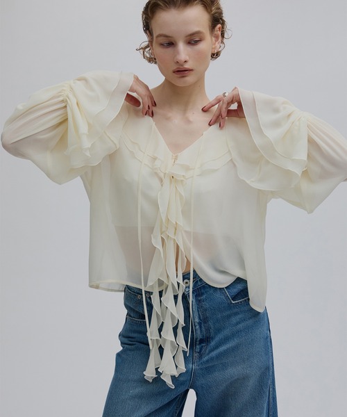 Ameri(アメリ)の「SHEER TWIST FRILL BLOUSE(シャツ/ブラウス・レディース・オレンジ/アイボリー/ブラック・FREE)」の4枚目の写真