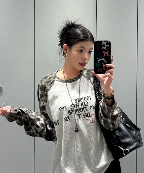 WESTSEA（ウエストシー）の「カモフラ切替 ダメージ加工 ワッフル ラグラン オーバーサイズ ロンT（Tシャツ/カットソー・レディース・グレー系カモフラージュ・L/M）」の2枚目の写真