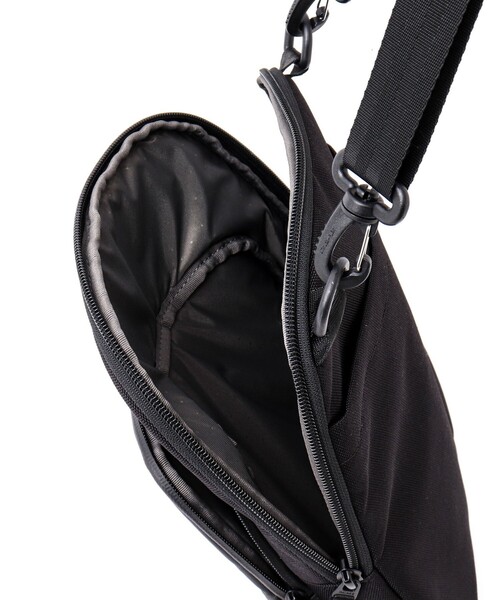 incase(インケース)の「【Incase/インケース】A.R.C.Crossbody Bag(ショルダーバッグ・メンズ・ブラック・FREE)」の14枚目の写真