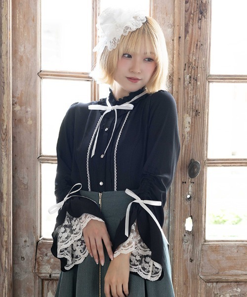 axes femme POETIQUE(アクシーズファムポエティック)の「スタンドカラー姫袖風BL(シャツ/ブラウス・レディース・キナリ/ホワイト/ブラック・MEDIUM)」の3枚目の写真