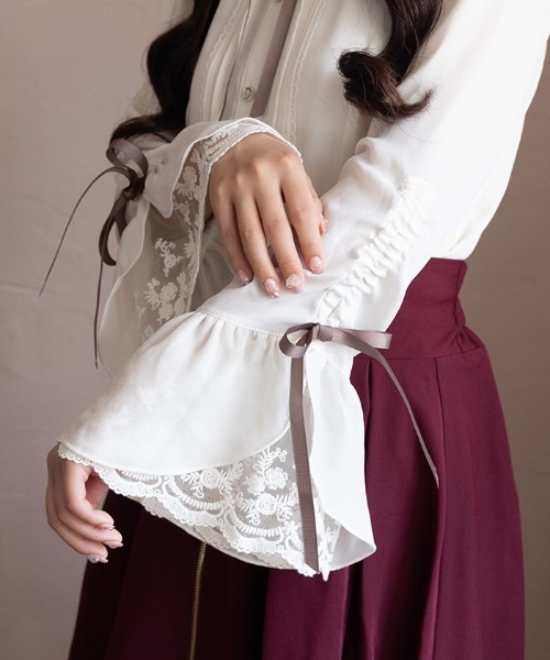 axes femme POETIQUE(アクシーズファムポエティック)の「スタンドカラー姫袖風BL(シャツ/ブラウス・レディース・キナリ/ホワイト/ブラック・MEDIUM)」の7枚目の写真