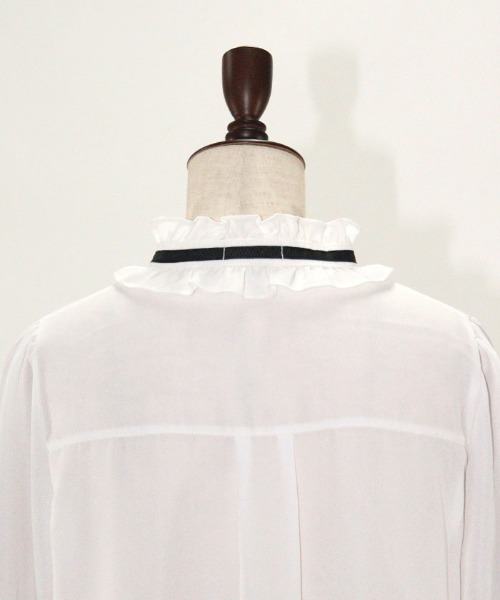 axes femme POETIQUE(アクシーズファムポエティック)の「スタンドカラー姫袖風BL(シャツ/ブラウス・レディース・キナリ/ホワイト/ブラック・MEDIUM)」の17枚目の写真