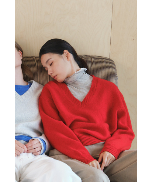 KUME(クメ)の「Wool Relaxed V-Neck Sweater, Red(ニット/セーター・レディース・その他・FREE)」の5枚目の写真