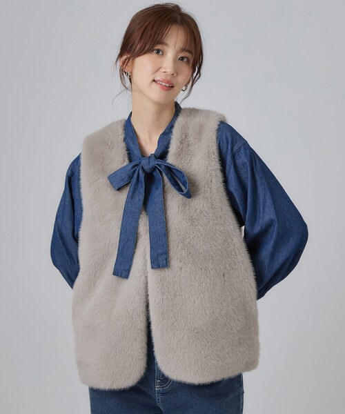 SHOO・LA・RUE（シューラルー）の「重ねるだけでこなれコーデに ふわふわフェイクファーベスト（ベスト・レディース・キャメル/ライトグレー/ブラウン系その他・00）」の4枚目の写真