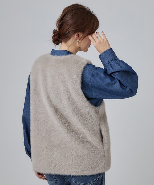 SHOO・LA・RUE（シューラルー）の「重ねるだけでこなれコーデに ふわふわフェイクファーベスト（ベスト・レディース・キャメル/ライトグレー/ブラウン系その他・00）」の5枚目の写真