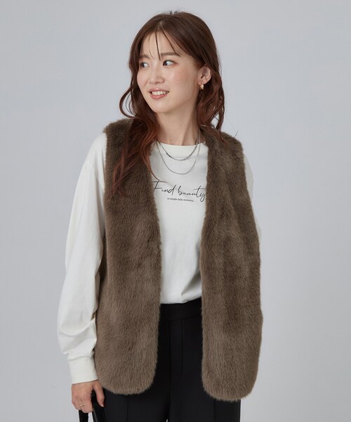 SHOO・LA・RUE（シューラルー）の「重ねるだけでこなれコーデに ふわふわフェイクファーベスト（ベスト・レディース・キャメル/ライトグレー/ブラウン系その他・00）」の8枚目の写真