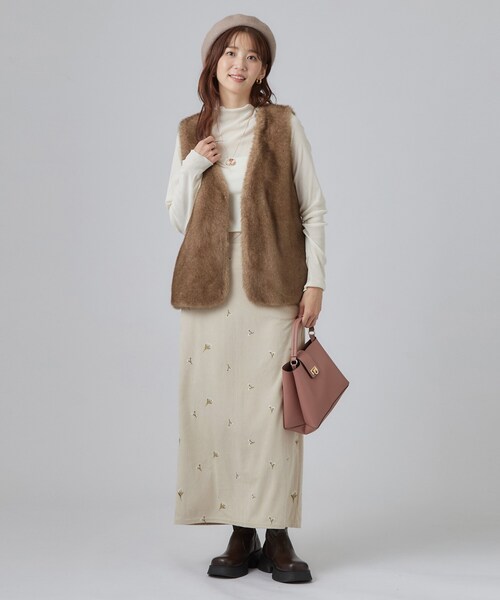 SHOO・LA・RUE（シューラルー）の「重ねるだけでこなれコーデに ふわふわフェイクファーベスト（ベスト・レディース・キャメル/ライトグレー/ブラウン系その他・00）」の14枚目の写真