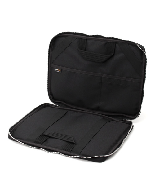 キャリーネスト　クラッチバッグ CARRYNEST（キャリーネスト）の「CARRY NEST(キャリーネスト)13